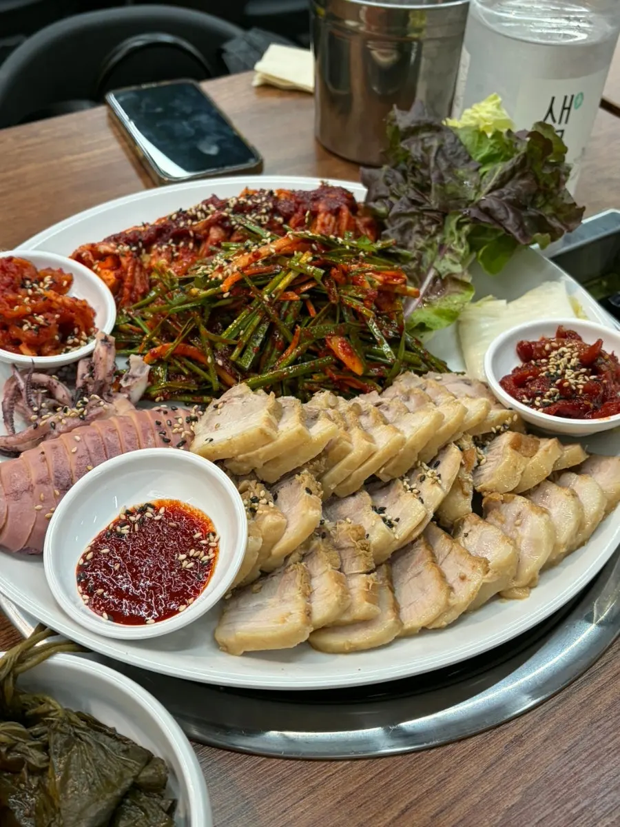 Squid bossam medium size served with vegetables and side dishes