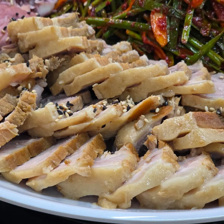Boiled pork bossam laid out on a plate