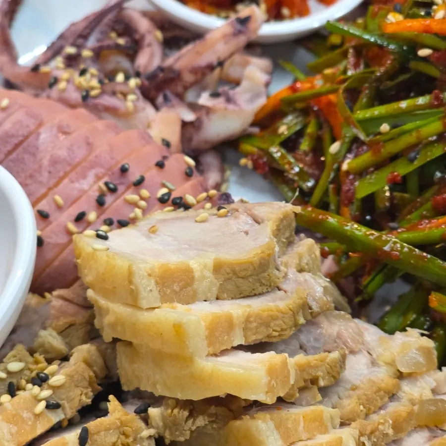 Vegetables and side dishes served with the bossam