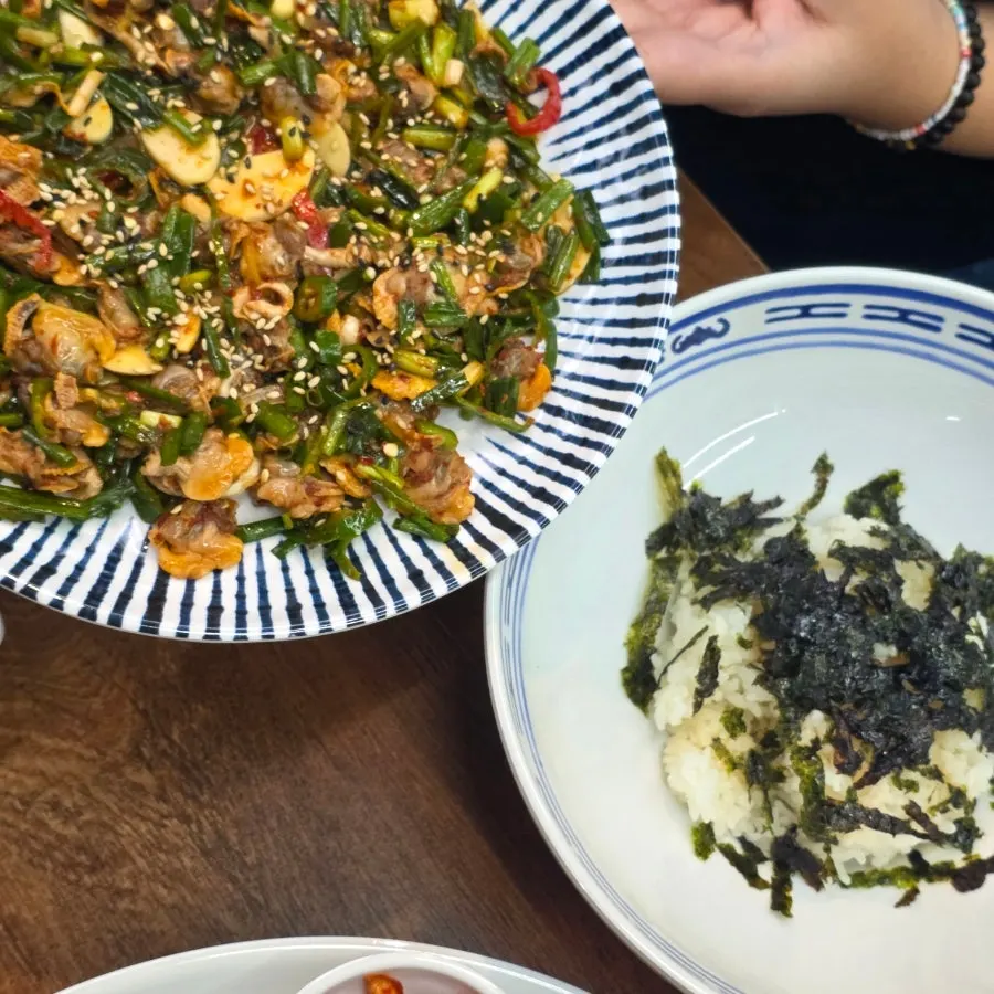 Cockle bibimbap with rice and cockles served separately