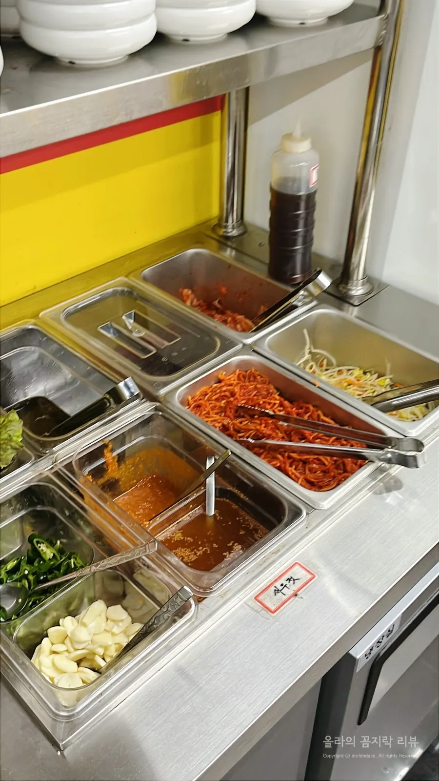 Self-serve banchan corner at Yangeunine Samseong Station Branch