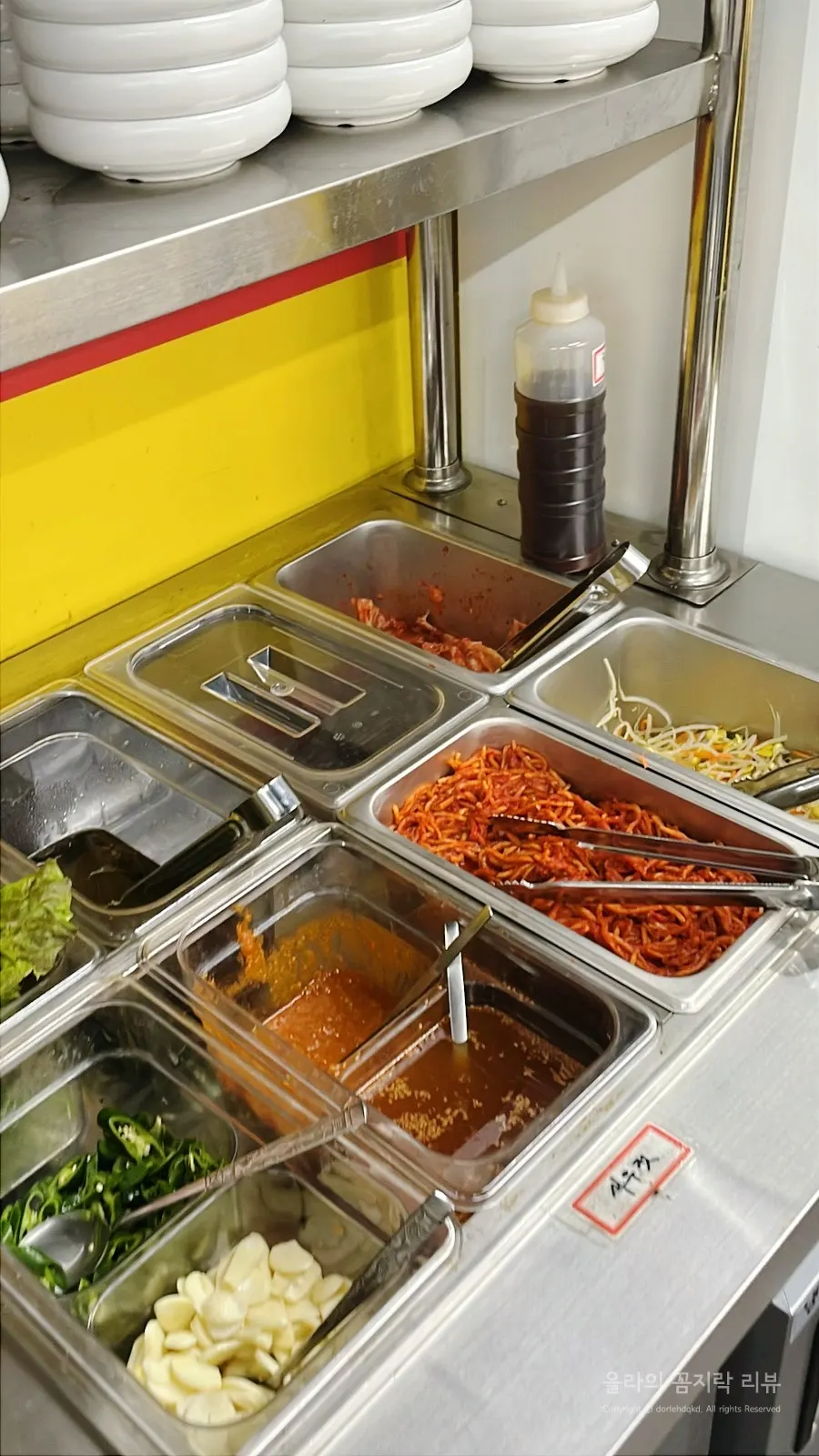 Wrap vegetables and inner cabbage from the self-serve bar