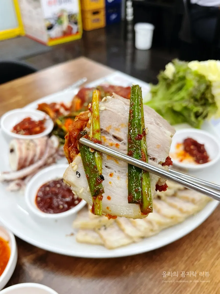 Blanched squid with chojang dipping sauce
