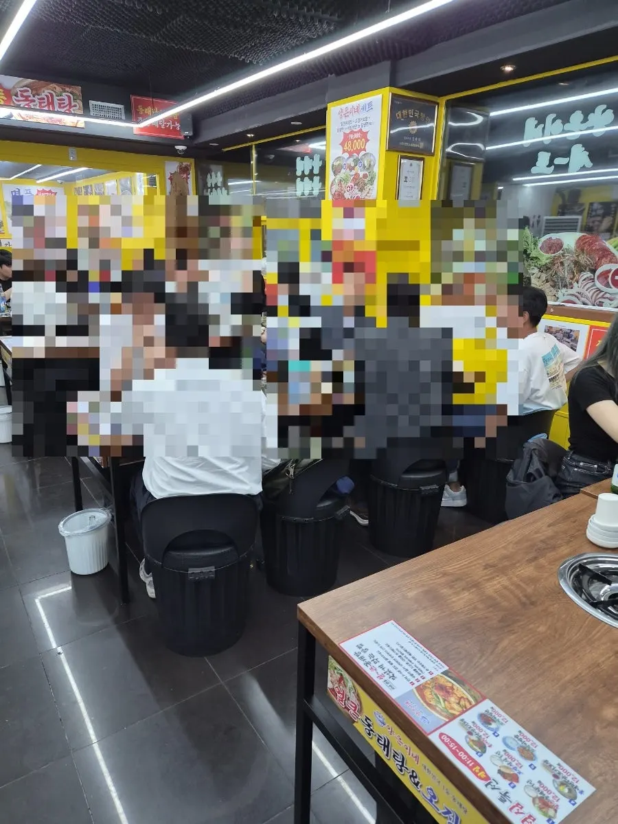 양은이네 삼성역점 실내 벽면과 좌석