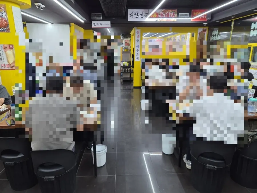 음식을 기다리며 담은 테이블 세팅