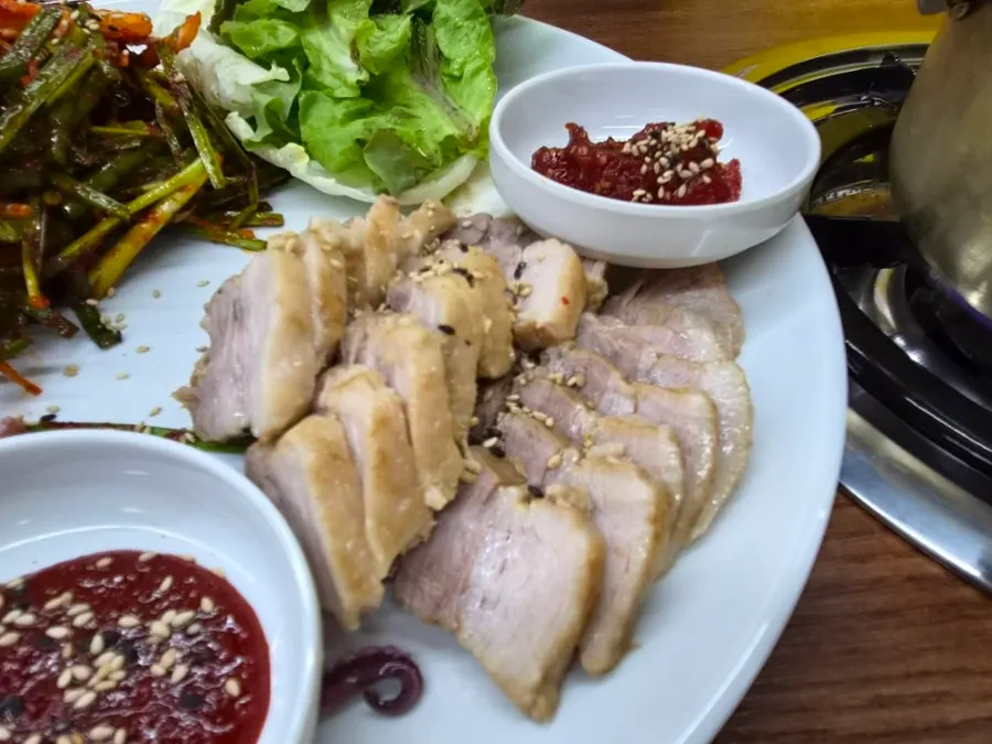 국자로 떠올린 얼큰동태탕 한 국자