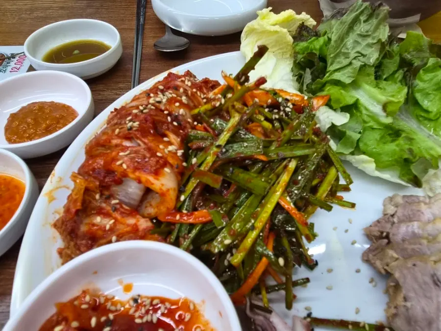 보쌈과 오징어, 김치가 담긴 오징어보쌈 접시