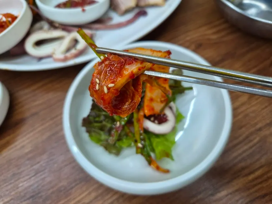 보쌈에 김치를 올린 한 점