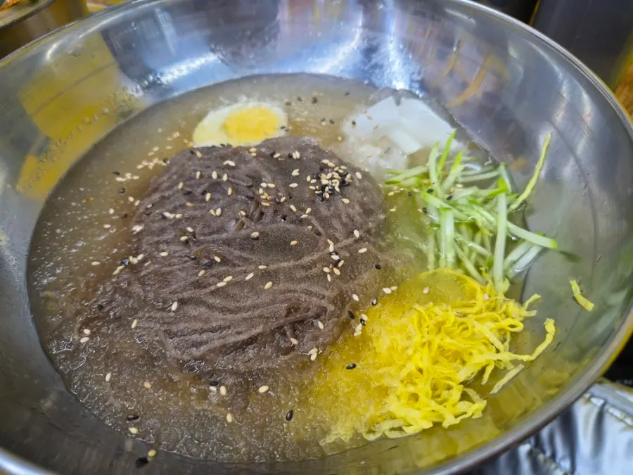 상추에 보쌈과 오징어를 싸는 모습