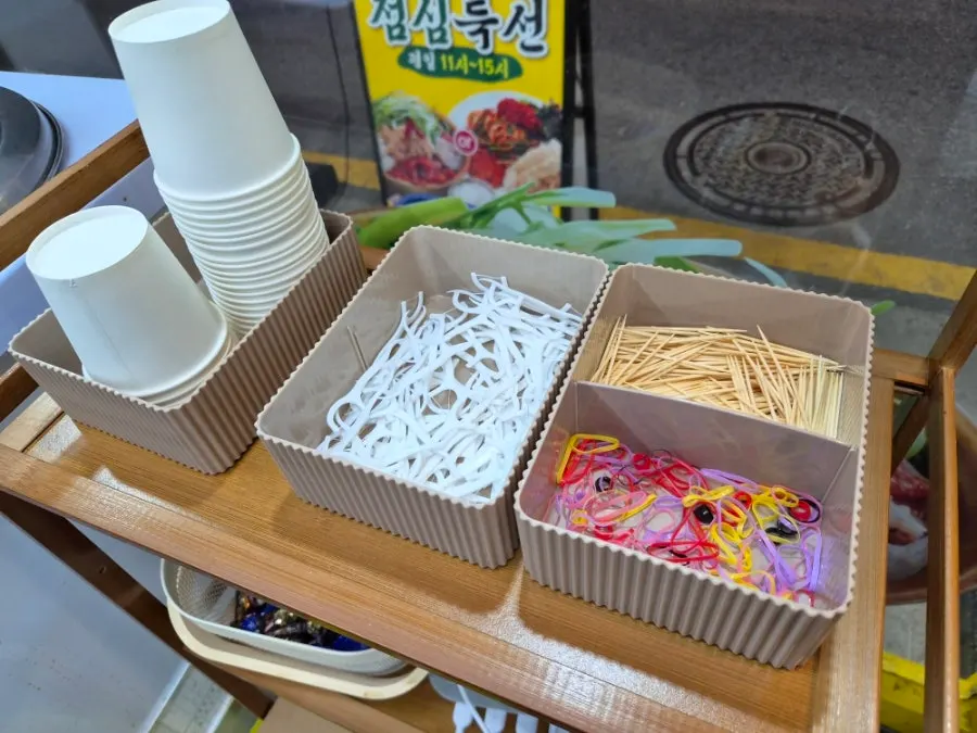 물냉면 면과 고명 클로즈업