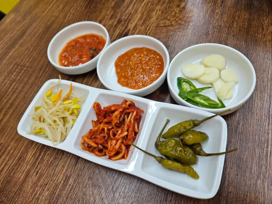 테이블 가득 차려진 양은이네 세트 한 상