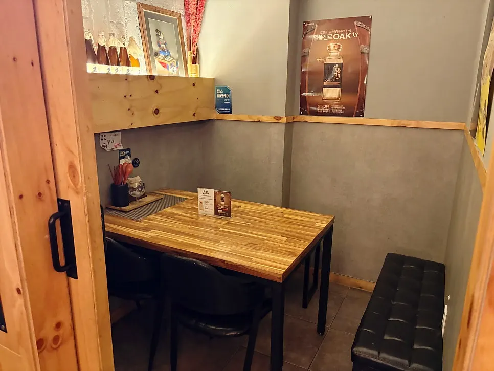 Yoran interior with private rooms and group seating