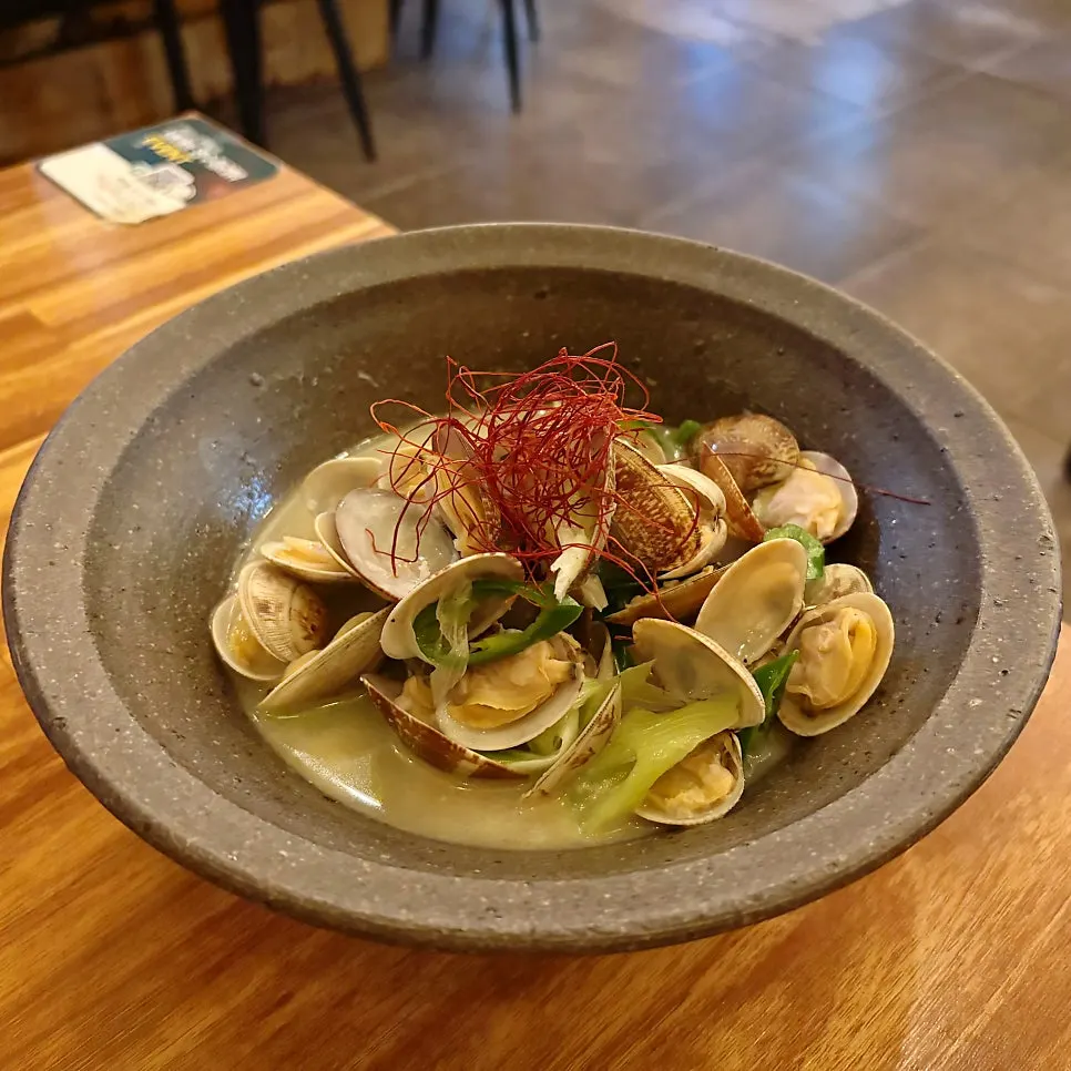 Clam sake steam with spicy broth