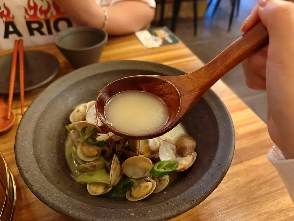 Sake-steamed clams with plump clams