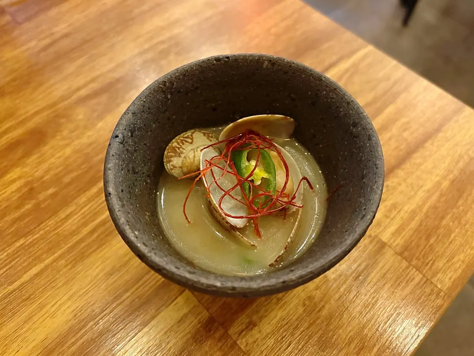Clean and slightly spicy clam sake steam broth