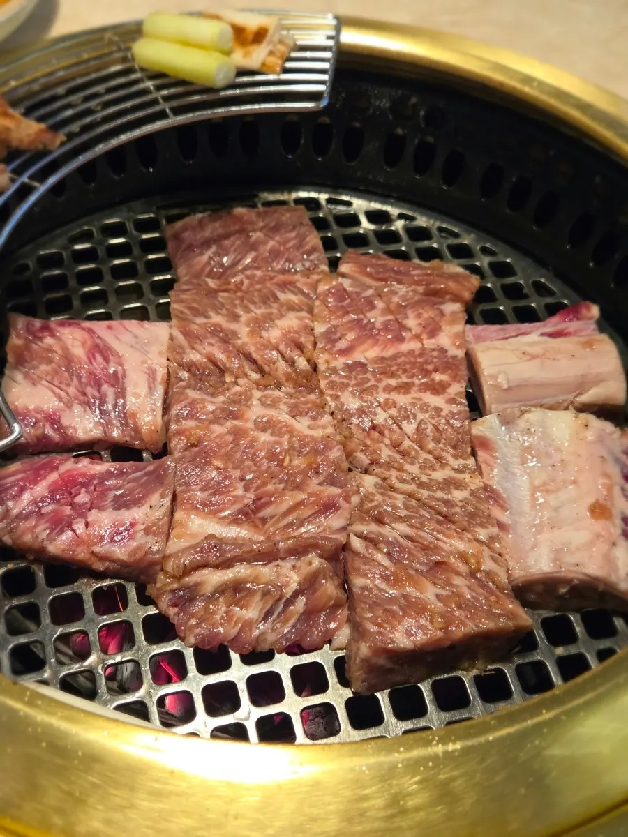 구워지는 프라임 앵거스 양념갈비