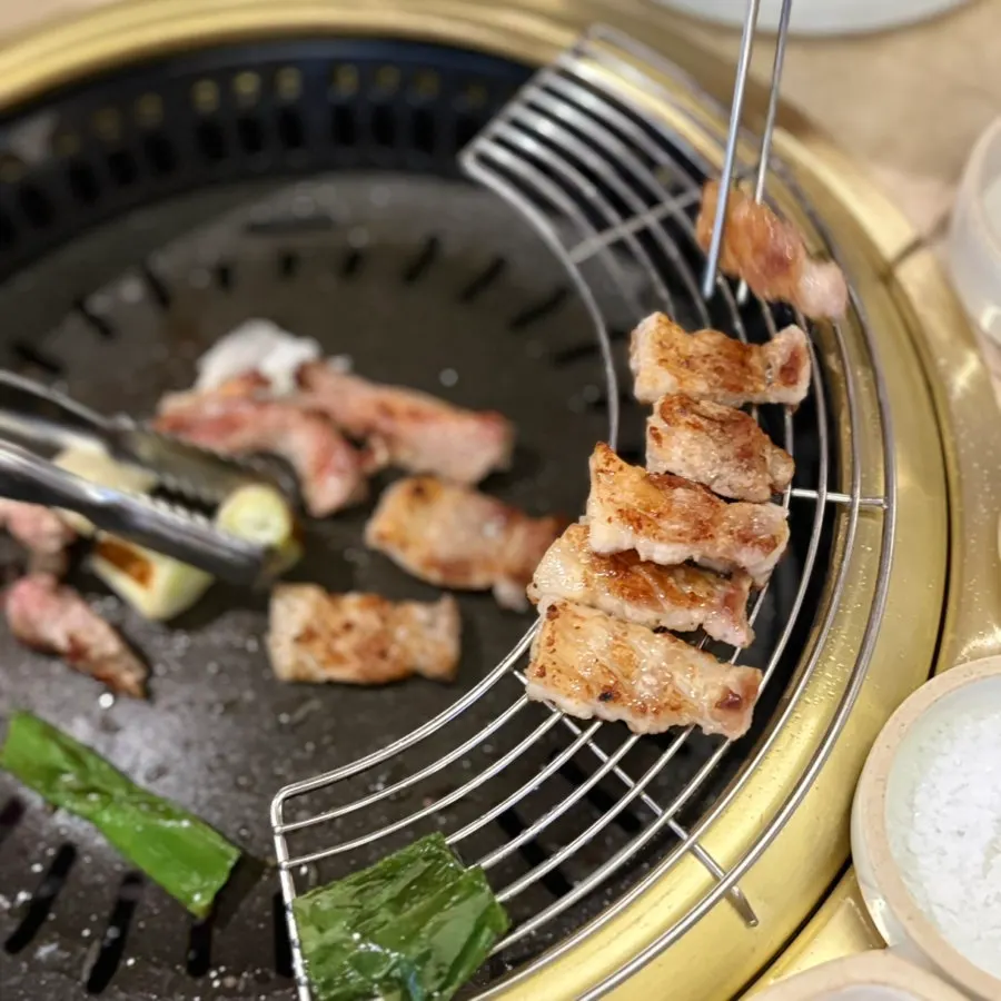 먹기 좋게 자른 구운 생갈비