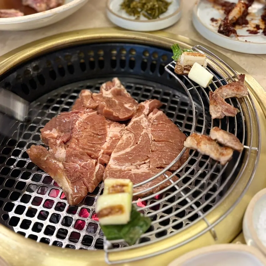 불판을 교체한 양념갈비 조리