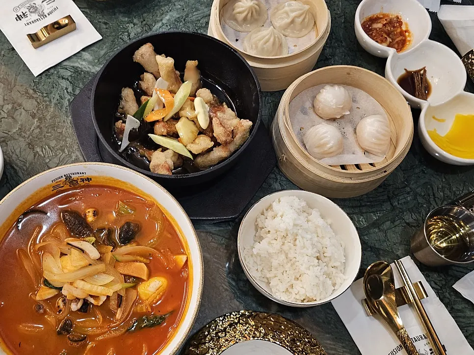 Introduction image of Samsin Garosu-gil, a fusion Chinese restaurant in Sinsa's Garosu-gil