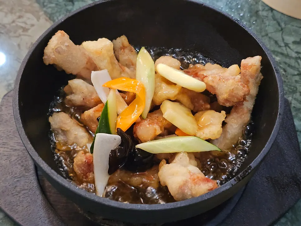 Tokyo tangsuyuk served in a stone bowl at Samsin Garosu-gil