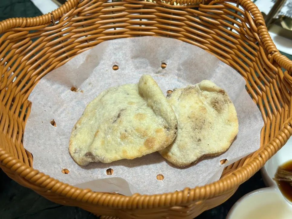 삼신 가로수길점 식전에 나온 구운 빵