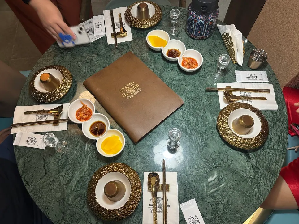 삼신 가로수길점 세팅된 저녁 테이블