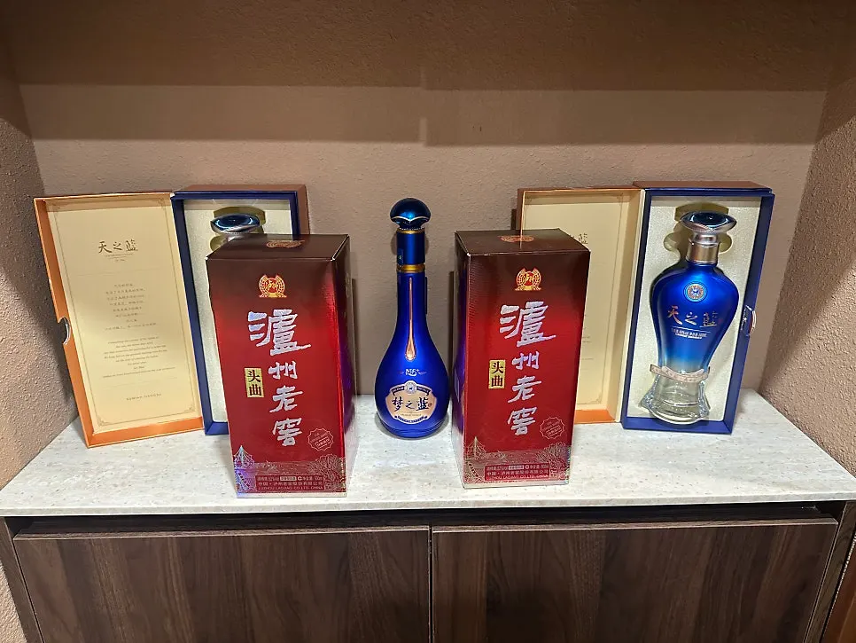 삼신 가로수길점 화장실 앞에 진열된 술