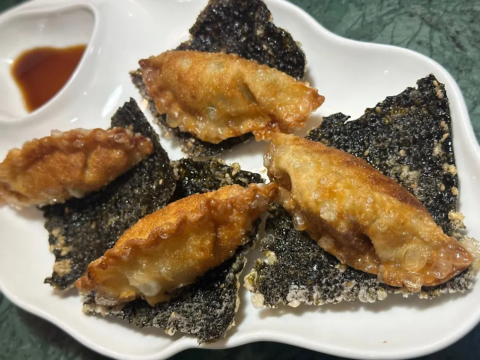 서비스로 나온 삼신 가로수길점 군만두