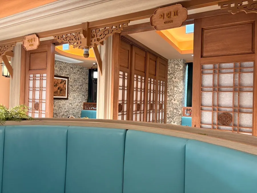Private room entrance with a hanok lattice door and name plaque