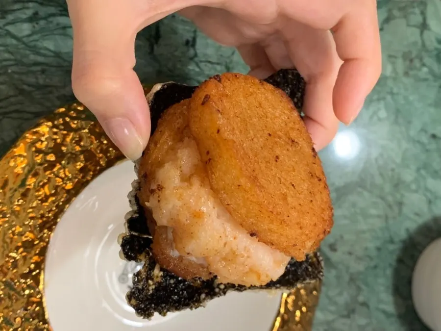 Four pieces of the extra-ordered mustard leaf kimchi mandu-fried shrimp buns