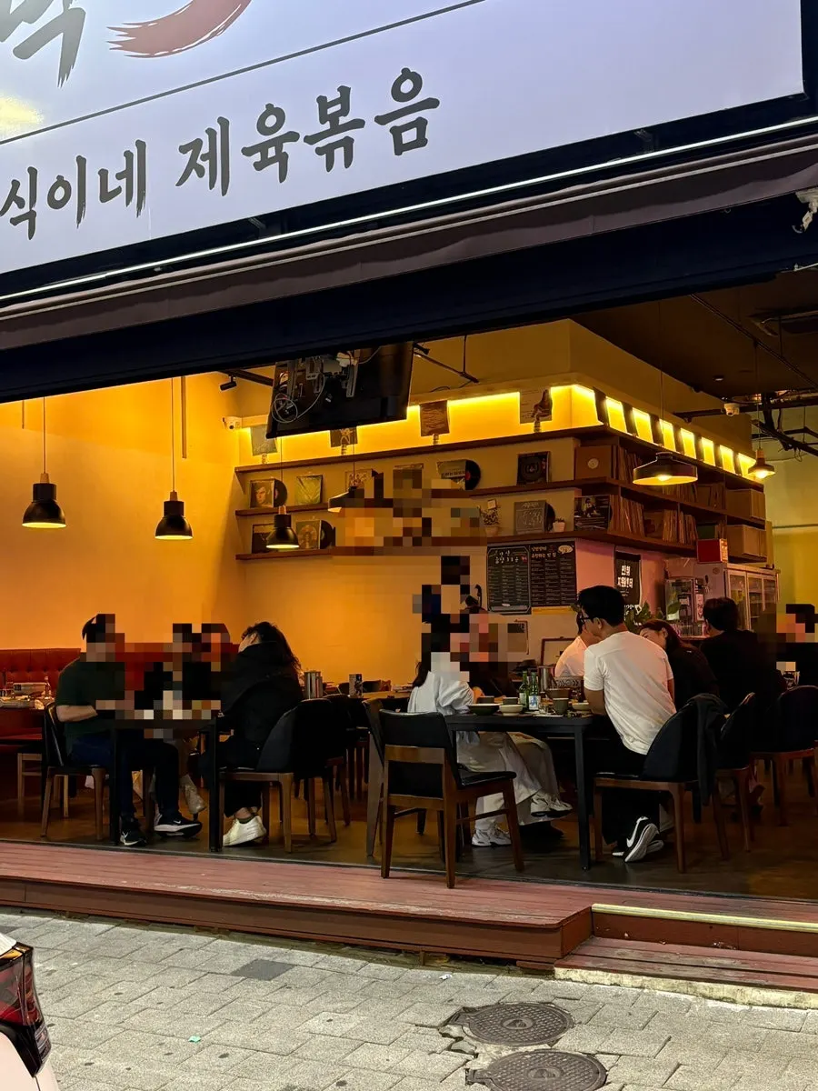 창문을 열어둔 삼식이네 중앙고잔점 내부