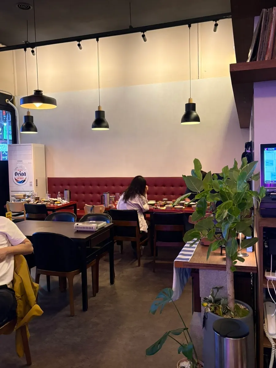 삼식이네 중앙고잔점 테이블 전경