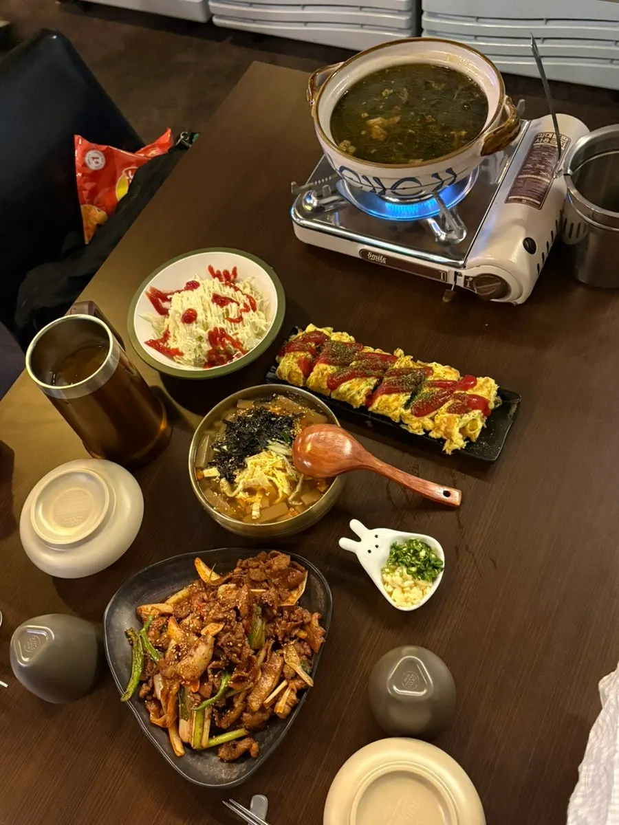 마늘과 고추를 부어 완성한 한 그릇