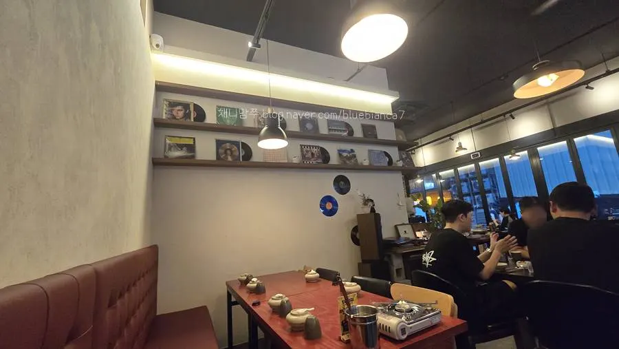 조명이 낮게 깔린 삼식이네 내부 좌석