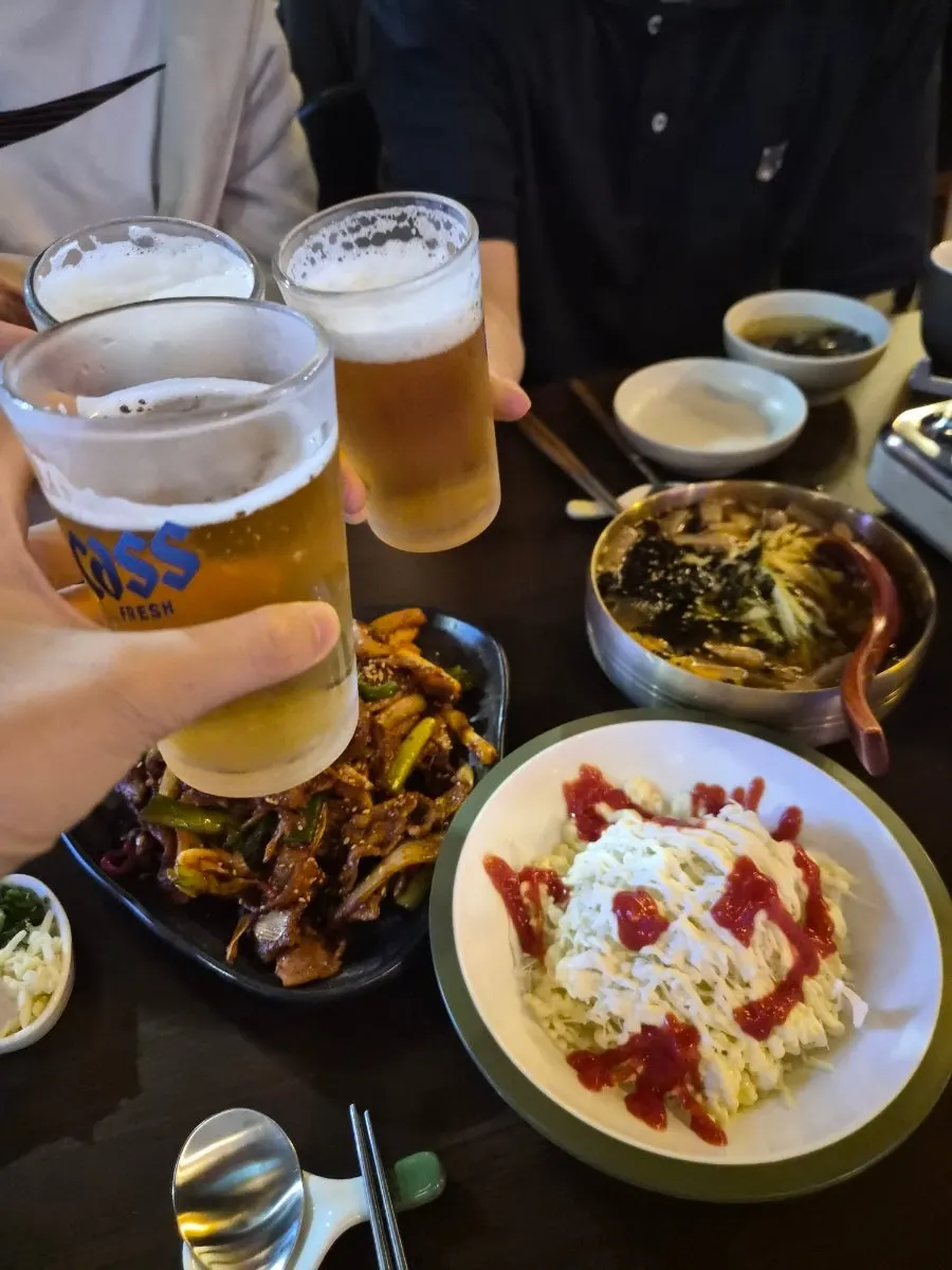 마늘치킨과 술을 곁들인 자리