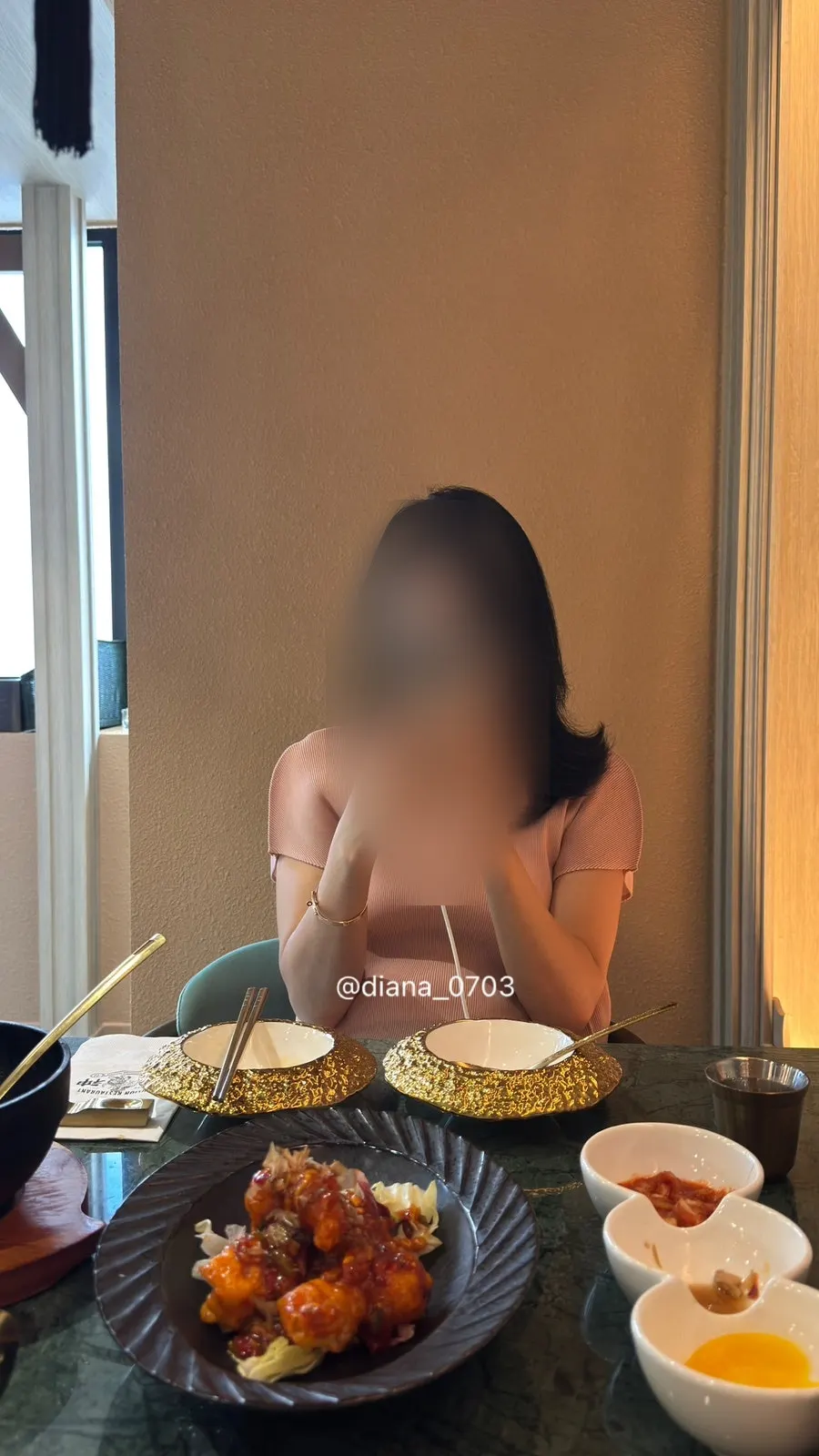 골드톤 식기로 세팅된 테이블