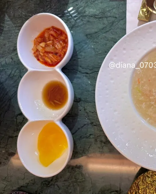 그릇에 담긴 게살스프 클로즈업