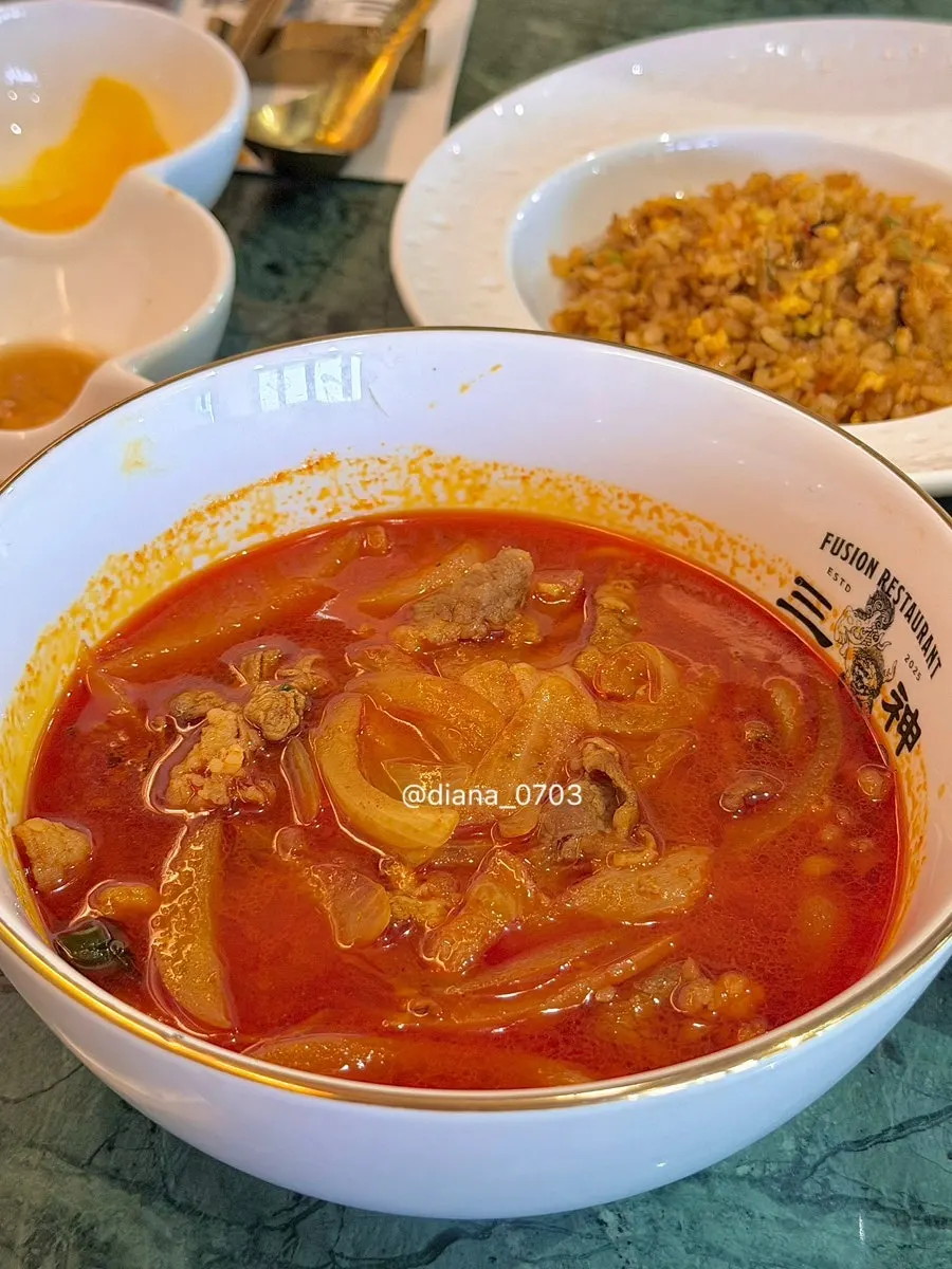 함께 나온 김치볶음밥과 짬뽕