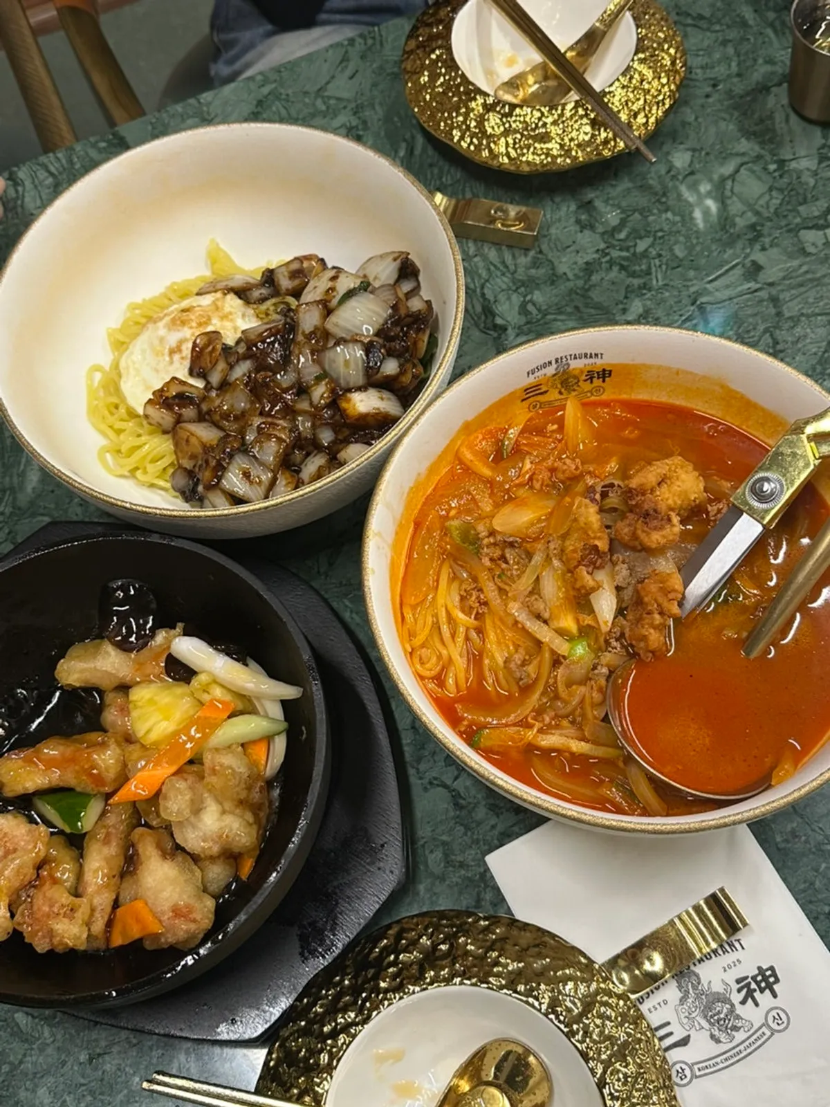 수저 위에 올린 샤오롱바오