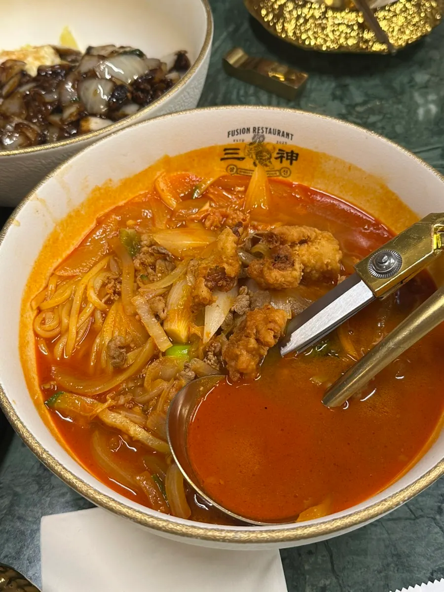달궈진 뚝배기에 담긴 탕수육
