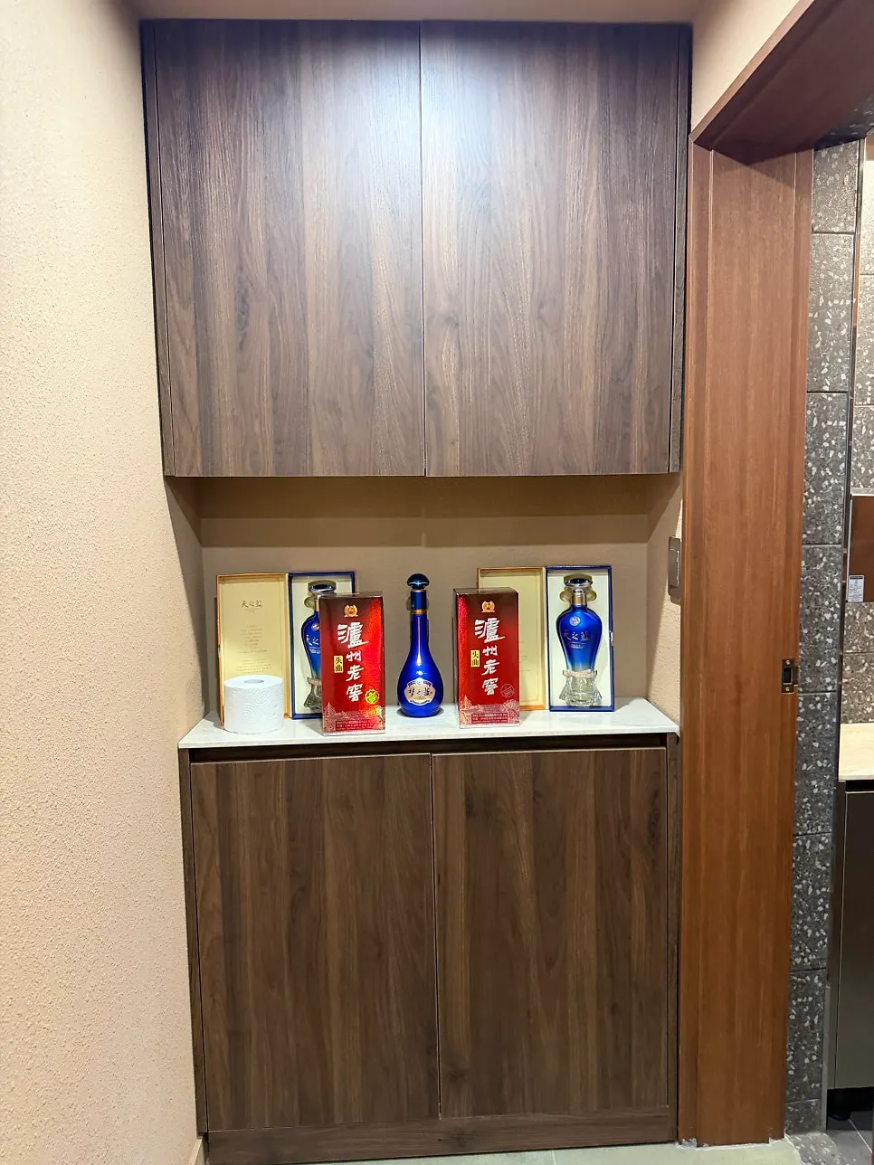 삼신 가로수길점 입구 대기 공간