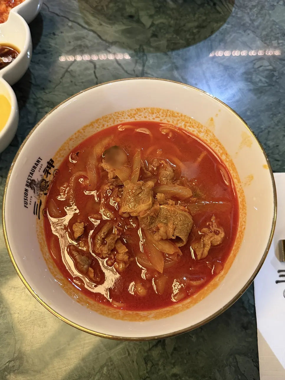 소스에 담근 도쿄 탕수육 한 조각