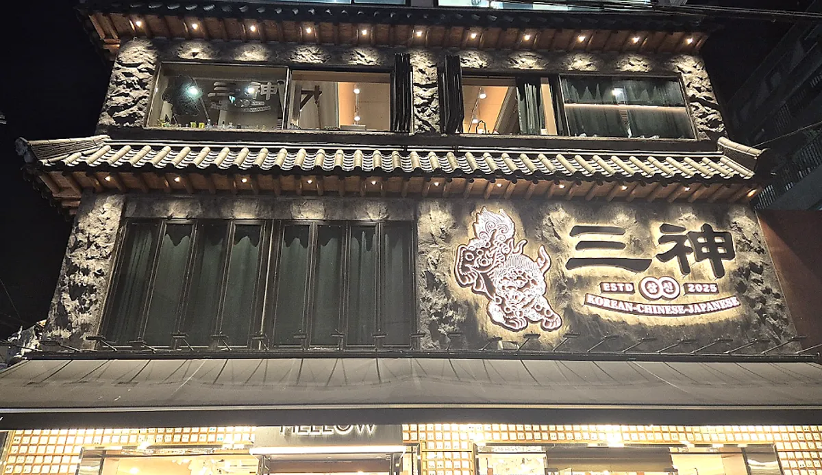 삼신 가로수길점 기와 지붕 형태의 건물 외관