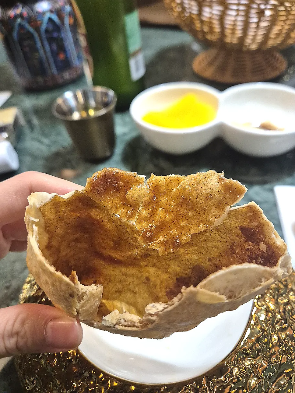 손으로 쪼갠 공갈빵 단면
