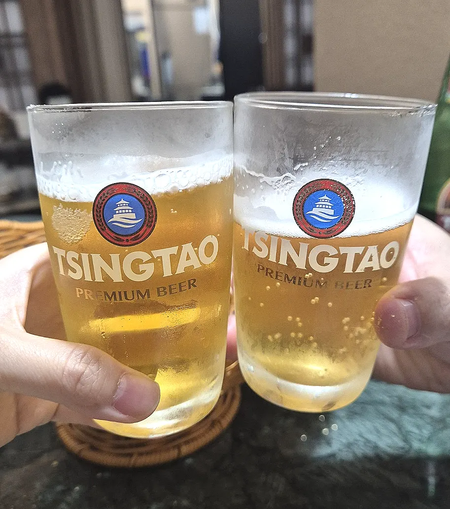 식사에 곁들인 칭따오 맥주 한 잔