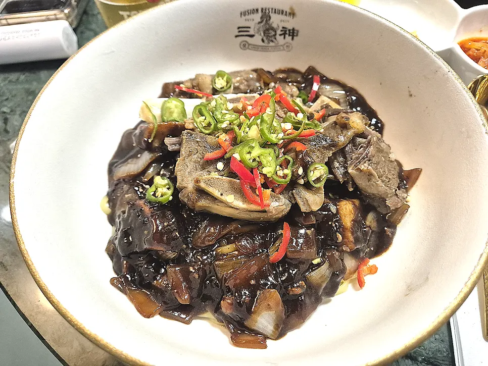 테이블에 차려진 퓨전 중식 상차림