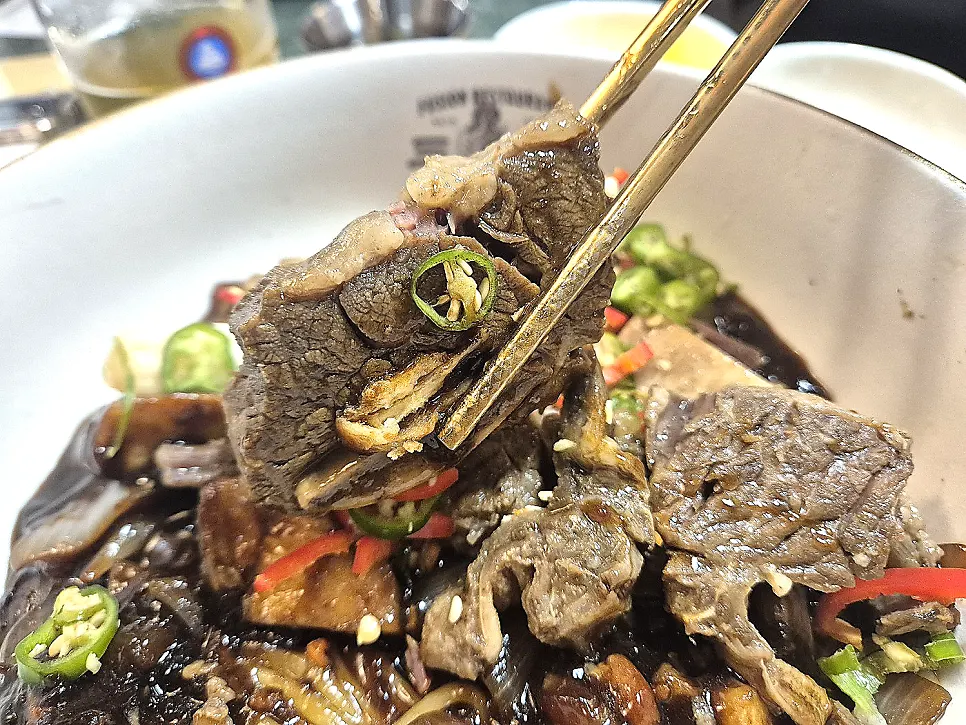 큼직한 갈비가 올라간 갈비찜 짜장면