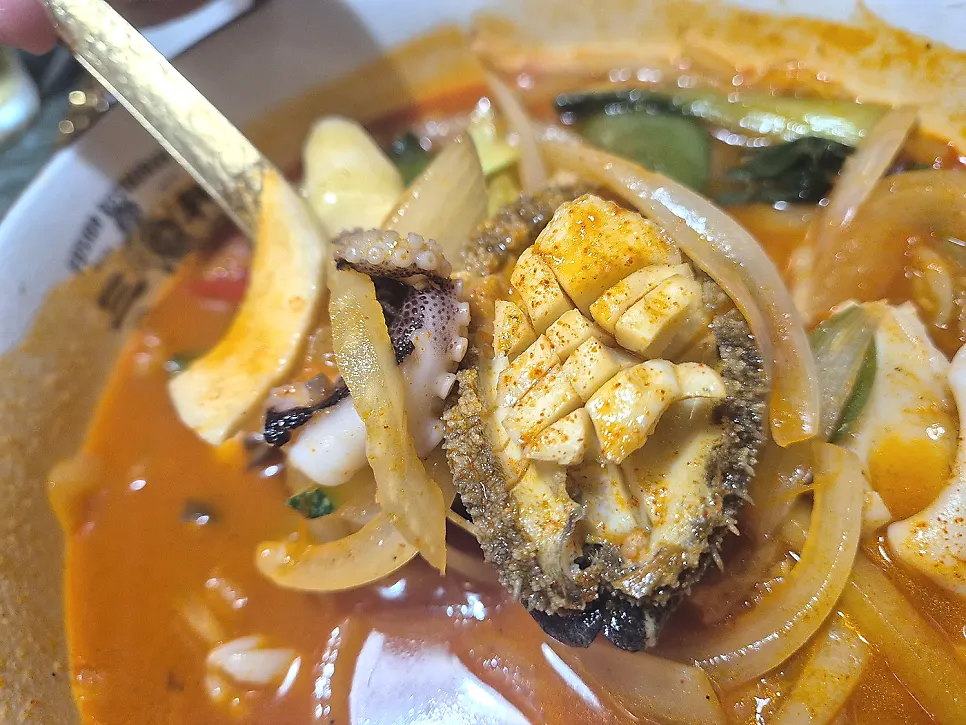 전복과 오징어가 가득한 동해안 해물짬뽕