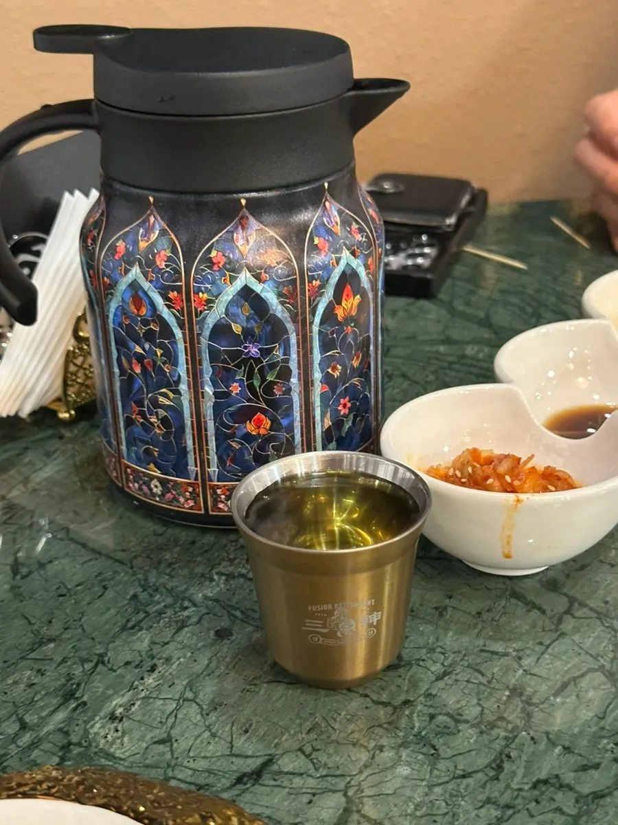 금색 수저와 젓가락 세팅