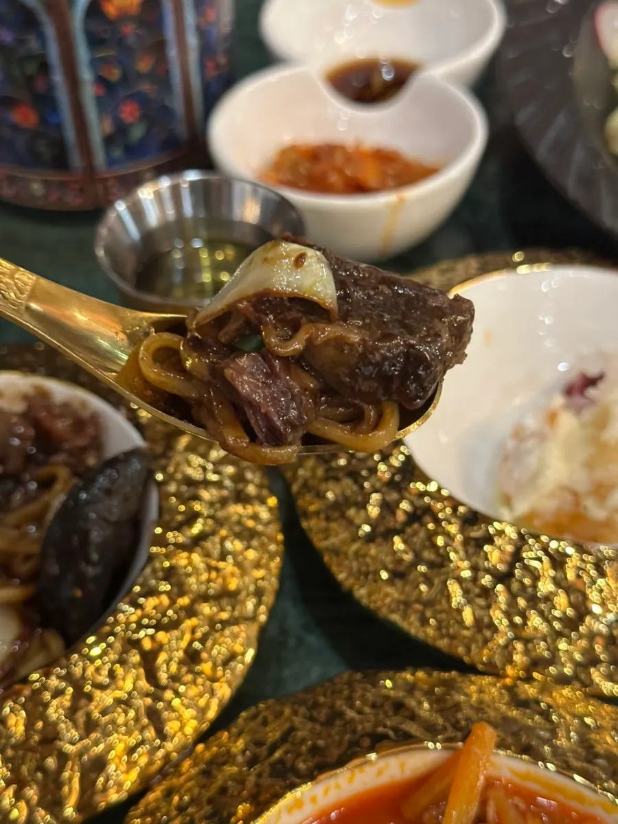 짜장 소스에 비빈 갈비찜 짜장면 한 그릇
